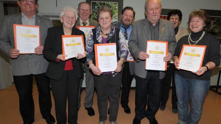 Unter anderem wurde Alfred Meidel (3. v. r.) geehrt, der seit 60 Jahren im Volkschor singt. Foto: Roland Meister