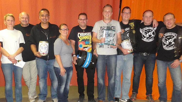 Die Gewinner des Vereine- und Firmenschießens 2015 (von links): 3. Platz mit Claudia Wenzel, Matthias Metz und Oliver Kapoun, die Sieger Rebekka Reuß, Herbert Pfrang und Christian Reuß und die Zweitplatzierten Andre Iff, David Sell und Hermann Hartmann. Fotos: Wimmel