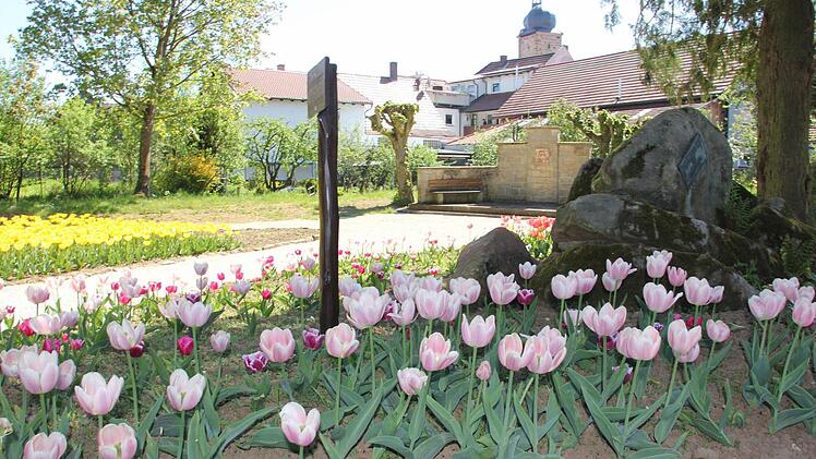 Rückert-Stein und -Denkmal.Foto: Ralf Kestel