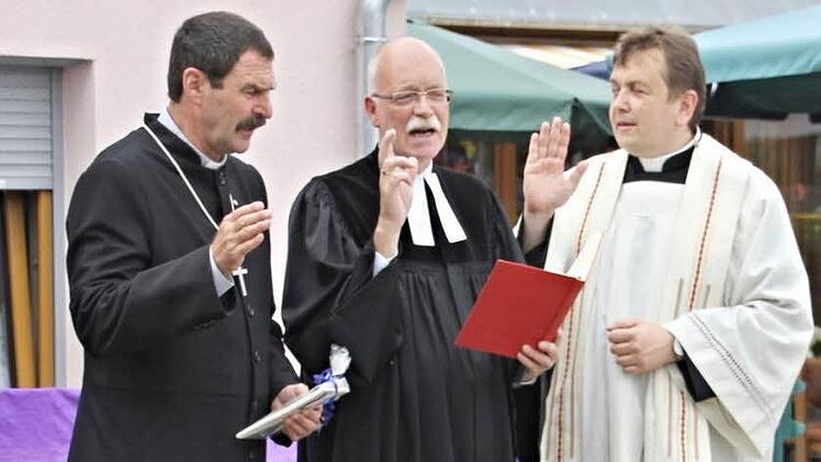 Dekan Jürgen Blechschmidt, Pfarrer Wolfgang Scheidel und Pater Michael (von links) weihten den Anbau ein.