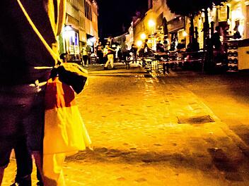 Belebt war der Steinweg beim Public Viewing w&auml;hrend des EM-Halbfinalspiels Deutschland - Frankreich. Nachtschw&auml;rmer hinterlassen aber auch an ganz normalen Abenden M&uuml;ll auf der Stra&szlig;e. Archivfoto: Jochen Berger