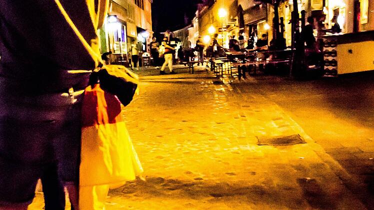 Belebt war der Steinweg beim Public Viewing w&auml;hrend des EM-Halbfinalspiels Deutschland - Frankreich. Nachtschw&auml;rmer hinterlassen aber auch an ganz normalen Abenden M&uuml;ll auf der Stra&szlig;e. Archivfoto: Jochen Berger