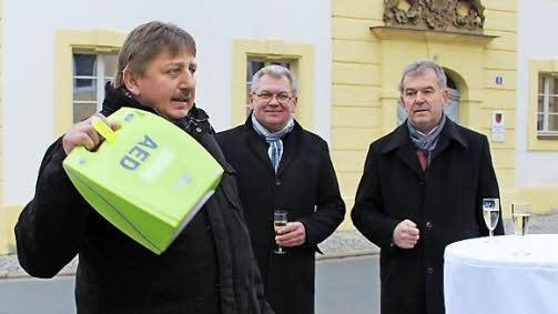 Den Neujahrsempfang nahm der Kirchweihverein Limbach zum Anlass, der Gemeinde Pommersfelden einen Defibrillator zu spenden: Der Vorsitzende des Vereins, Edgar Frischmann (l.), übergab Bürgermeister Hans Beck (r.) das Gerät. Es soll an einem zentralen Punkt in Limbach Tag und Nacht zur Verfügung stehen, um im Notfall Leben zu retten.  Foto: Evi Seeger