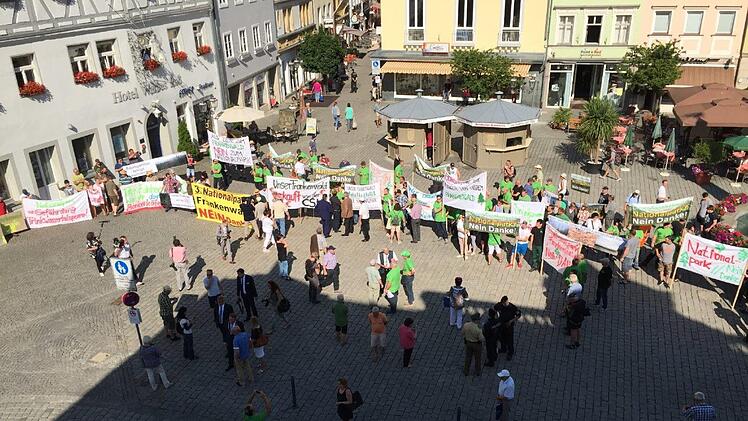 Etwa 80 Waldbauern der Vereinigung Rennsteig protestieren am Marktplatz gegen einen Nationalpark Frankenwald. Foto: Andreas Schmitt