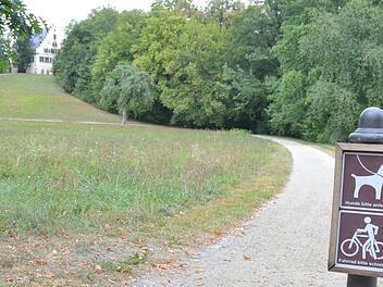 Wo müssen Fahrräder im Park Rosenau geschoben werden und wo nicht? Die Beschilderung sorgt gelegentlich für Missverständnisse.