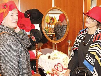 Wer modisch unterwegs sei will, trägt Hut. Christa Haagen kreiert dieses Modeaccessoire und lässt sich immer etwas Neues einfallen.  Foto: Wolfgang Desombre