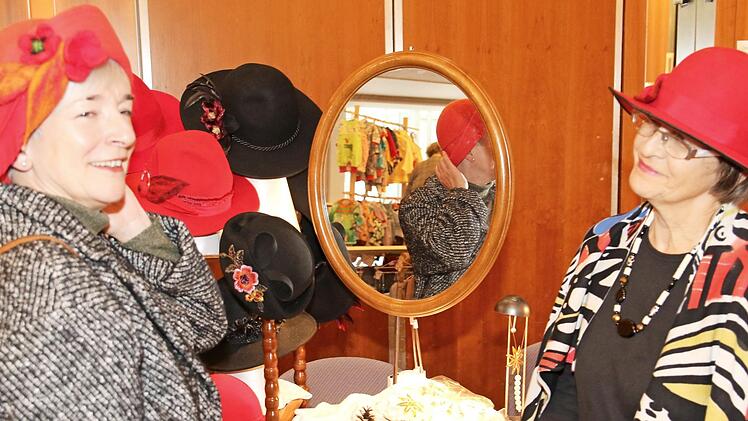 Wer modisch unterwegs sei will, trägt Hut. Christa Haagen kreiert dieses Modeaccessoire und lässt sich immer etwas Neues einfallen.  Foto: Wolfgang Desombre