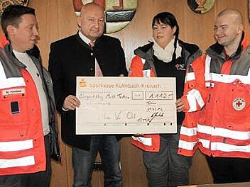 Matthias Heinlein (von links), Bürgermeister Peter Ebertsch, Sandra Kühnlenz und Michael Sesselmann freuen sich über die Spende für die Tettauer Helfer vor Ort. Foto: Veronika Schadeck