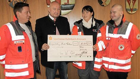 Matthias Heinlein (von links), Bürgermeister Peter Ebertsch, Sandra Kühnlenz und Michael Sesselmann freuen sich über die Spende für die Tettauer Helfer vor Ort. Foto: Veronika Schadeck