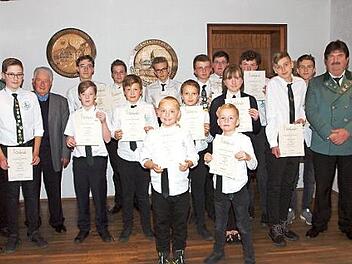 Jugendleiter Frank Schwarz (rechts), sein Stellvertreter Maximilian Fath sowie 3. Schützenmeister Hans-Georg Rießner und der Dritte Bürgermeister Winfried Weinbeer (2. v. li.) beglückwünschten die Sieger der Vereinsmeisterschaft der Jugend.  Foto: Alfred Thieret