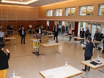 Sieben neue Mitglieder des Stadtrates Bad Rodach wurden "auf Distanz" vereidigt. Von links: Katrin Liebermann, Ute Appel, Markus Geflitter, Werner Zoufal, Armin Knauf, Moritz von Butler und Moritz Regenspurger. Foto: Martin Rebhan