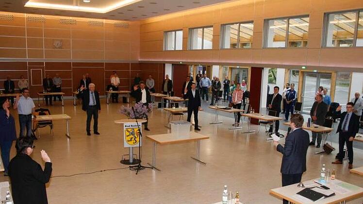 Sieben neue Mitglieder des Stadtrates Bad Rodach wurden "auf Distanz" vereidigt. Von links: Katrin Liebermann, Ute Appel, Markus Geflitter, Werner Zoufal, Armin Knauf, Moritz von Butler und Moritz Regenspurger. Foto: Martin Rebhan