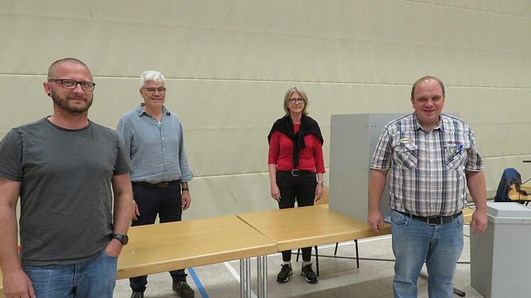 Markus Knipper, Messenfeld (links), und Georg Schauer, Neudorf (rechts), sind die neuen Ortsvertreter.  Bürgermeisert Bernhard Storath und seine Stellvertreterin Gabriele Böhmer gratulierten.Monika Schütz