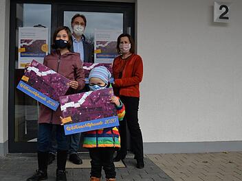 Johanna (10 Jahre alt) und ihr  Bruder Max (3) sowie  Stefan Alexander, Präsident des Rotary-Clubs Forchheim, und Lisa Hümmer, Vorsitzende des Kinderschutzbundes, präsentieren den Kalender. Foto: Franka Struve-Waasner