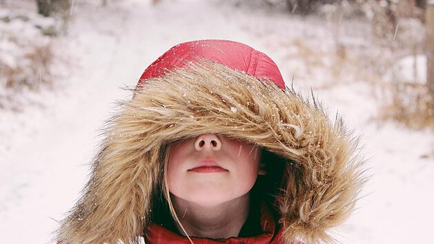 Symbolbild: Kind mit Winterjacke
