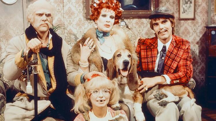 Ihren Durchbruch hatte Elisabeth Volkmann (oben Mitte) mit der Kultsendung "Klimbim", hier mit Horst J&uuml;ssen (rechts), Ingrid Steeger  und Wichard von Ro&euml;ll.