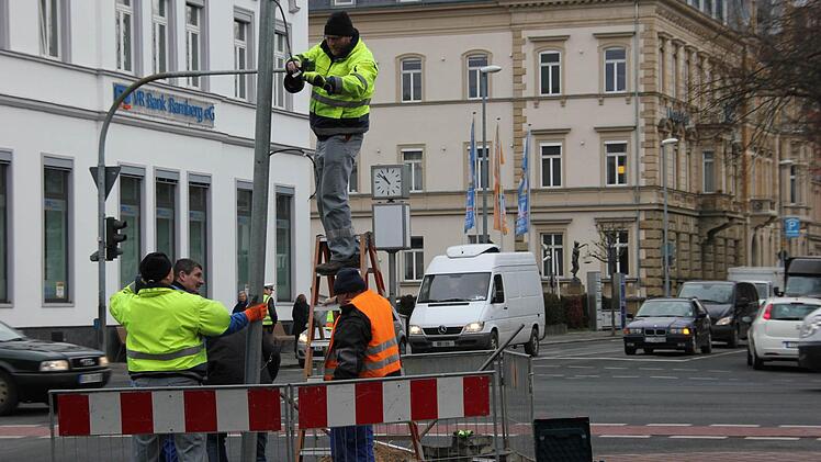 Dienstagvormittag wurde der Mast ausgetauscht. Fotos: Sebastian Martin