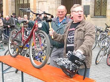Auktionator Fritz Zirnsack (r.) bringt Skischuhe und ein Fahrrad für wenige Euro unter den Hammer. Walter Neubauer (l.) hebt die Räder auf den Auktionstisch.  Fotos: Sonja Lengenfelder