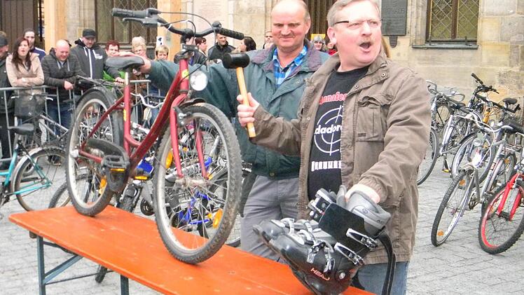 Auktionator Fritz Zirnsack (r.) bringt Skischuhe und ein Fahrrad für wenige Euro unter den Hammer. Walter Neubauer (l.) hebt die Räder auf den Auktionstisch.  Fotos: Sonja Lengenfelder
