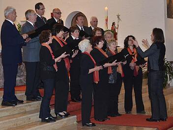 Der Gesangverein 1878 Hummendorf unter der von Leitung Claudia Götz bei seinem Auftritt. Foto: Karl-Heinz Hofmann