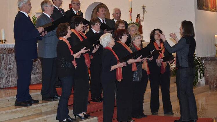 Der Gesangverein 1878 Hummendorf unter der von Leitung Claudia Götz bei seinem Auftritt. Foto: Karl-Heinz Hofmann