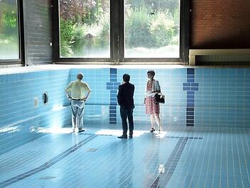 Hier besichtigte Susann Biedefeld das Schwimmbecken im Freizeitzentrum Witzmannsberg. Foto: CT-Archiv/Gemeinde Ahorn