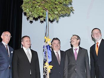 Ein Baum als Geschenk und Symbol für weiteres Wachstum: (von links) Aufsichtsratsvorsitzender Peter Heinlein, OB Henry Schramm, Landrat Klaus Peter Söllner und die beiden Vorstände Stephan Ringwald und Dieter Bordihn. Foto: Jochen Nützel