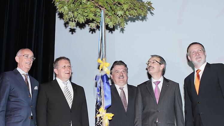 Ein Baum als Geschenk und Symbol für weiteres Wachstum: (von links) Aufsichtsratsvorsitzender Peter Heinlein, OB Henry Schramm, Landrat Klaus Peter Söllner und die beiden Vorstände Stephan Ringwald und Dieter Bordihn. Foto: Jochen Nützel