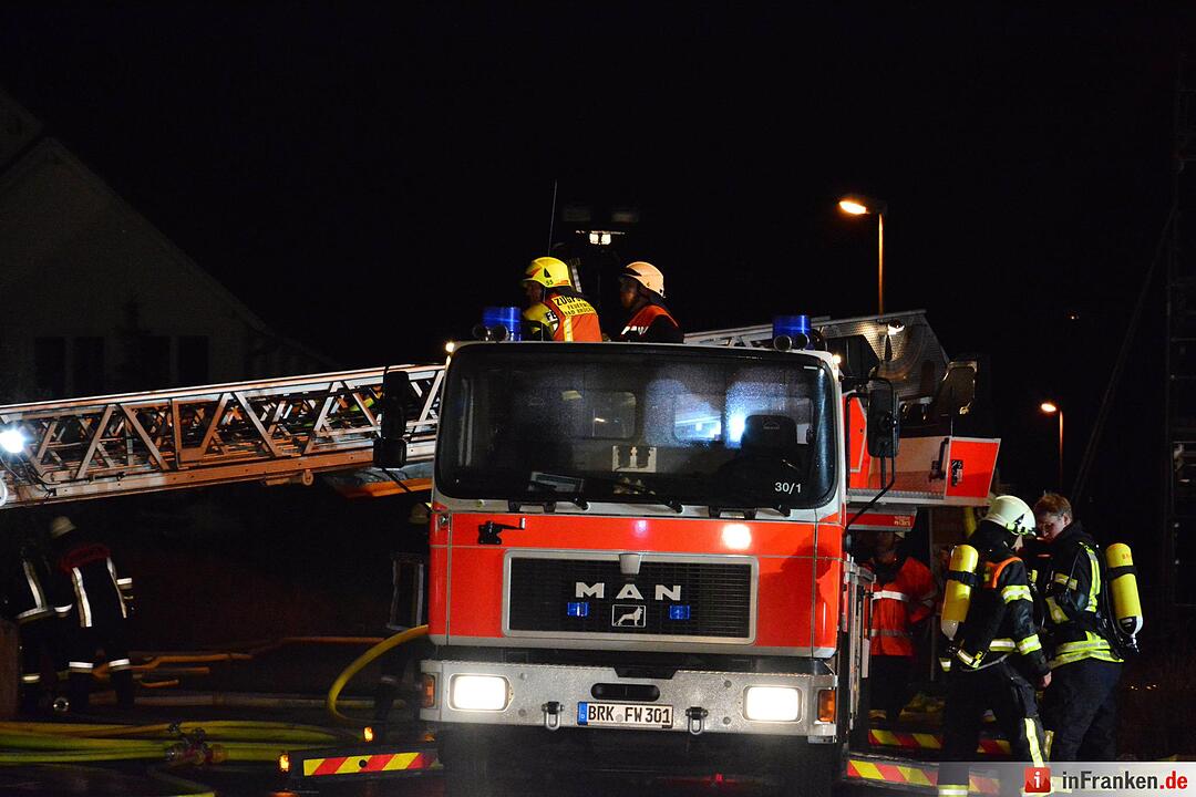 Neugebautes Wohnhaus steht nach Blitzeinschlag lichterloh in Flammen