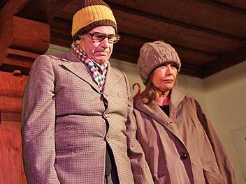 Das Kabarettistenduo Angelika Beier und Walter Zauner begeisterte mit ihrem Programm "Christbaumvergiftung" das Bad Staffelsteiner Publikum.