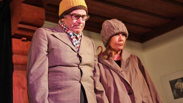 Das Kabarettistenduo Angelika Beier und Walter Zauner begeisterte mit ihrem Programm "Christbaumvergiftung" das Bad Staffelsteiner Publikum.