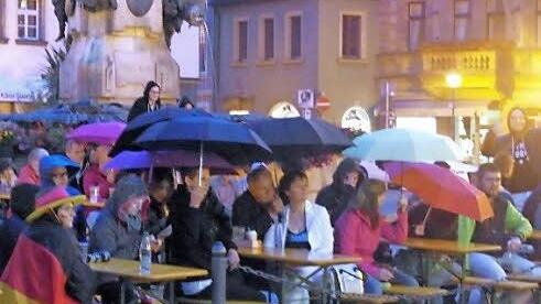 Der Regenschirm war gestern Abend beim Public Viewing auf dem Marktplatz das wichtigste Utensil.