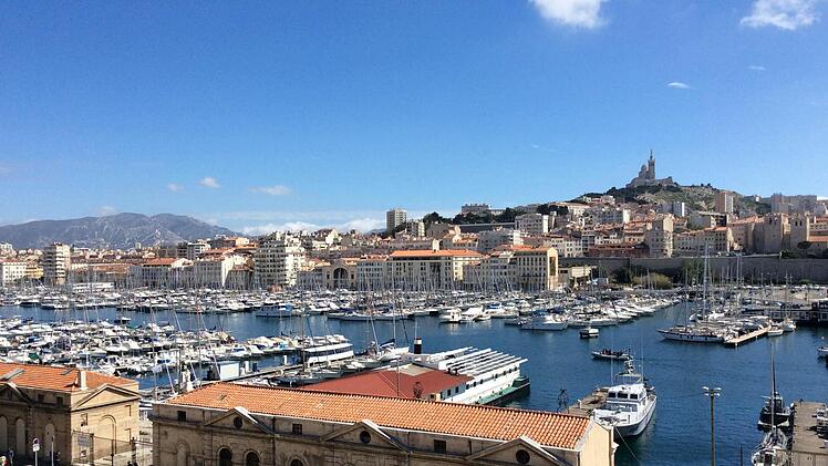 Ein Blick auf den alten Hafen von Marseille im Hintergrund das Wahrzeichen von Marseille, die Notre-Dame de la Garde Foto: Felix Reuther