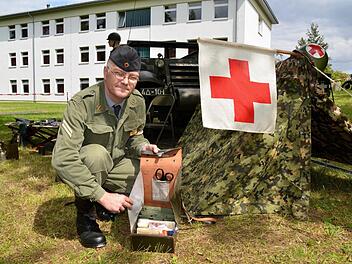 In die Rolle eines Sanitäters von 1956 mit original Sanitätstasche ist Thomas Höfer geschlüpft.