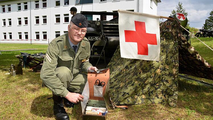 In die Rolle eines Sanitäters von 1956 mit original Sanitätstasche ist Thomas Höfer geschlüpft.