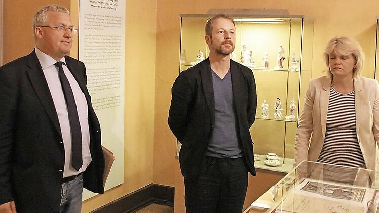 Klaus Reder (Kulturdirektor des Bezirks Unterfranken), Marco Unterhaslberger (Ausstellungsgestalter) und Anette Späth (Leiterin der Museen Schloss Aschach) besichtigen die Ostasiatische Sammlung.