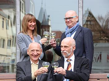 Weinshop- und Veranstaltungsleiterin Uta Berg (hinten links), Vinothek-Geschäftsführer Bernhard Gößmann-Schmitt (daneben), Heiligenfeld-Geschäftsführer Joachim Galuska (vorne links) und Oberbürgermeister Kay Blankenburg stoßen schon einmal auf dem Marktplatz an.  Foto: Benedikt Borst