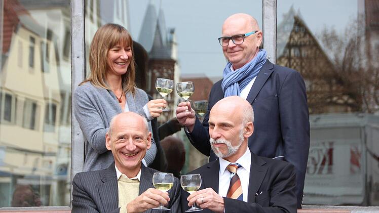 Weinshop- und Veranstaltungsleiterin Uta Berg (hinten links), Vinothek-Geschäftsführer Bernhard Gößmann-Schmitt (daneben), Heiligenfeld-Geschäftsführer Joachim Galuska (vorne links) und Oberbürgermeister Kay Blankenburg stoßen schon einmal auf dem Marktplatz an.  Foto: Benedikt Borst