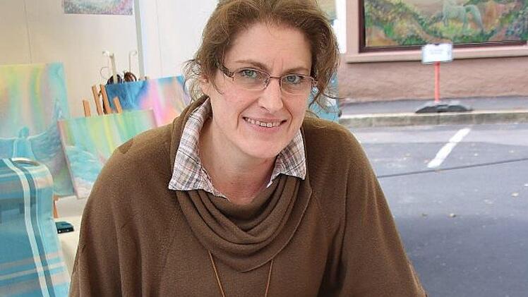 Aus Strahlungen kommt Karin Hümpfer. Sie verkauft unter anderem Holzschmuck mit Edelsteinen und Mineralien, außerdem Bilder und Engelbilder. Foto: Dieter Britz