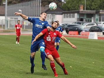 Der Coburger Daniel Alles (rotes Trikot) - hier im Kopfballduell mit dem Selbitzer Albert Pohl - könnte nach drei Spielen Verletzungspause heute gegen den TSV Kornburg wieder in der Startelf stehen.  Foto: Lisa Hümmer