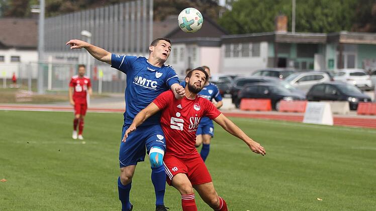 Der Coburger Daniel Alles (rotes Trikot) - hier im Kopfballduell mit dem Selbitzer Albert Pohl - könnte nach drei Spielen Verletzungspause heute gegen den TSV Kornburg wieder in der Startelf stehen.  Foto: Lisa Hümmer