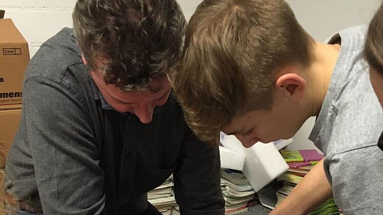 Wirtschaftspate Gunther Krines (links) unterstütze die Mitarbeiter bei der Konstruktion des neuen Hockers.