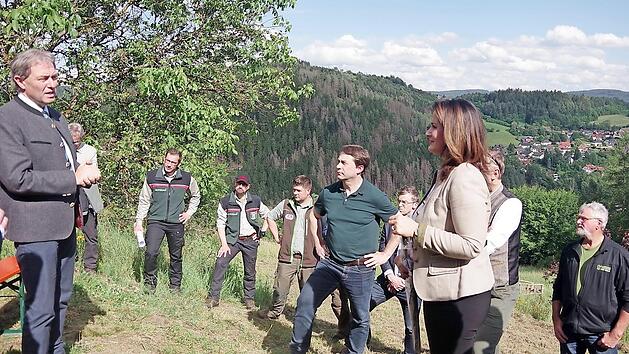 Kronachs Landrat Klaus L&ouml;ffler dankte Staatsministerin Michaela Kaniber f&uuml;r ihr gro&szlig;es Engagement.