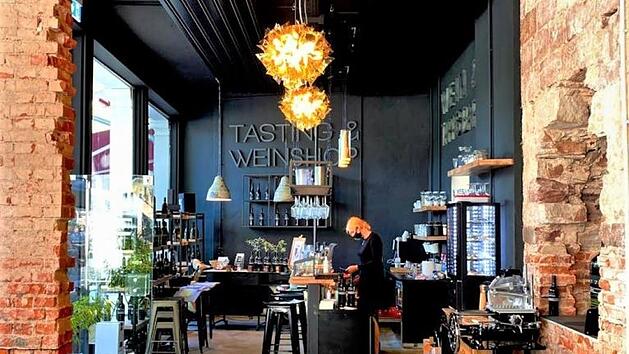 Die Wein- und Tapas-Bar präsentiert sich in rustikalem Industrie-Design.   Foto: Tobias Wahler