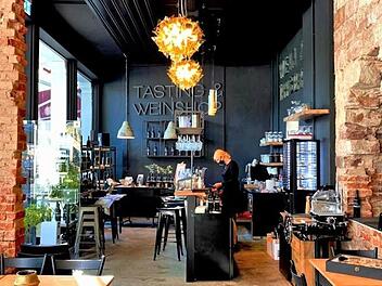 Die Wein- und Tapas-Bar präsentiert sich in rustikalem Industrie-Design.   Foto: Tobias Wahler