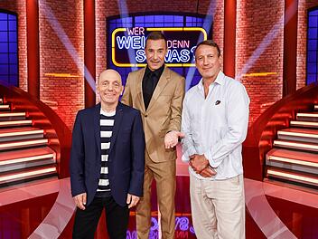 Moderator Kai Pflaume (Mitte) und seine Rateteam-Kapitäne Bernhard Hoëcker (links) und Wotan Wilke Möhring feiern mit der XXL-Sendung ihr Debüt als neues "Wer weiß denn sowas"-Team. Aufgezeichnet wurde die lange Samstagabendsendung erst vor wenigen Tagen, deutlich später also als die regulären Ausgaben, die am Montag, 13. Oktober, starten.