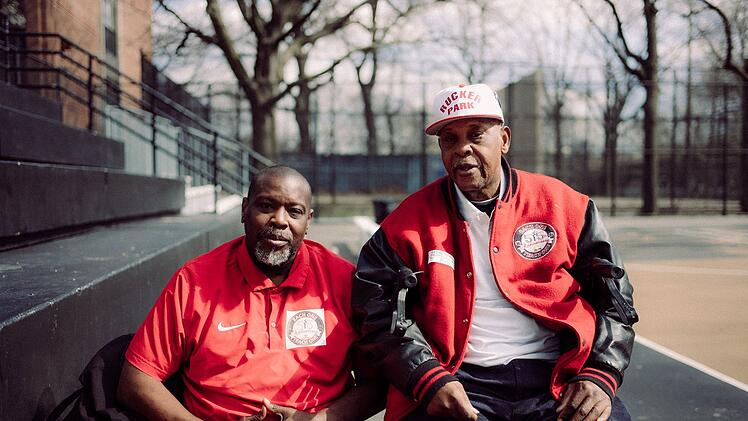Zu Wort kommen auch Bob McCullough (rechts) und Bob McCullough jun., die als Legenden vom Basketball-Court Rucker Park in Harlem (New York City) bekannt wurden.