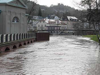 Die mobilen Hochwasserschutzwände sind an der Wandelhalle vorsichtshalber aufgebaut.  Fotos: Benedikt Borst