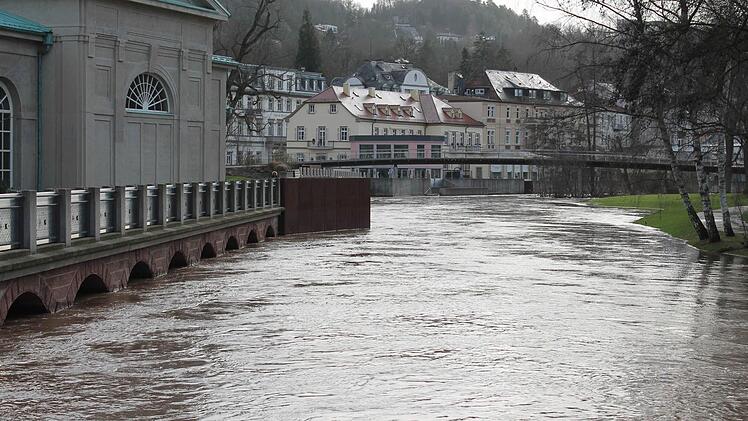 Die mobilen Hochwasserschutzwände sind an der Wandelhalle vorsichtshalber aufgebaut.  Fotos: Benedikt Borst