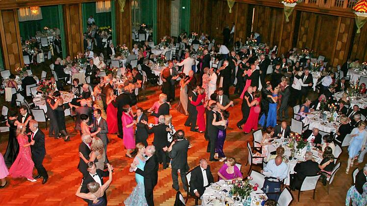 Die meiste Zeit gehörte der Ball den Freunden von gutem Essen, Musik und Tanz.